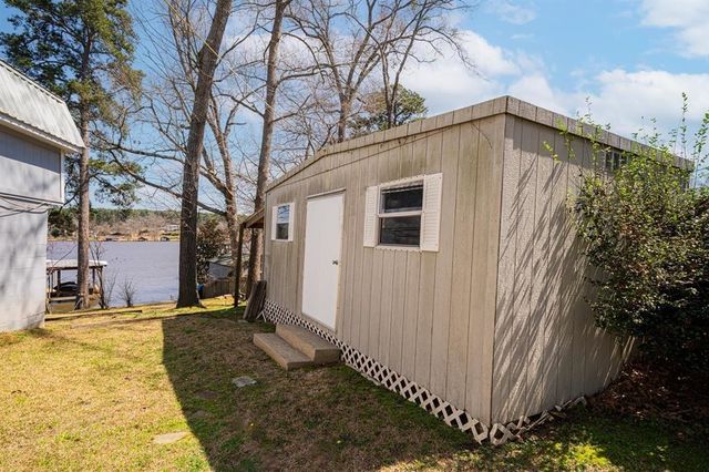 2118 W Lake Dr, Gladewater, TX 75647