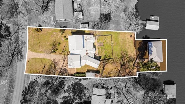 2118 W Lake Dr, Gladewater, TX 75647