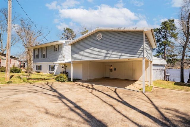 2118 W Lake Dr, Gladewater, TX 75647
