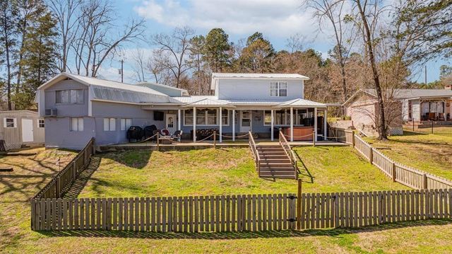 2118 W Lake Dr, Gladewater, TX 75647