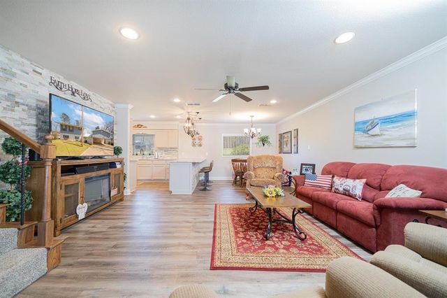 2118 W Lake Dr, Gladewater, TX 75647