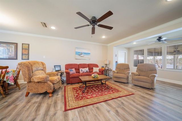2118 W Lake Dr, Gladewater, TX 75647