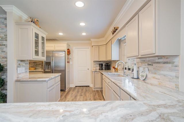 2118 W Lake Dr, Gladewater, TX 75647