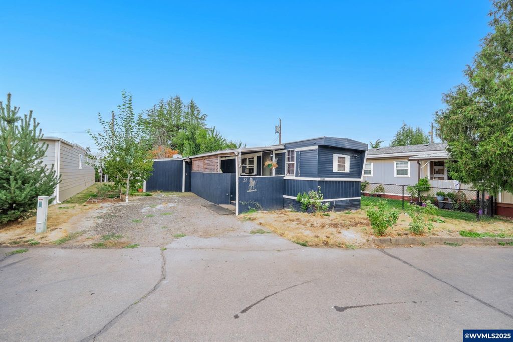 Image 1 of property listing at 2400 SE Stratus Av 32, Mcminnville, OR 97128