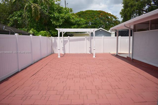 6120 Hayes St, Hollywood, FL 33024