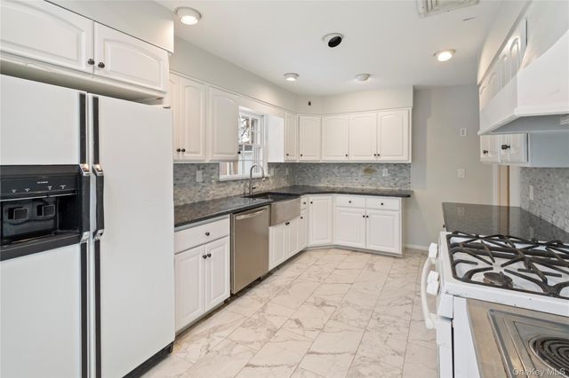 9 Oak Shore Drive, Bayville, NY 11709