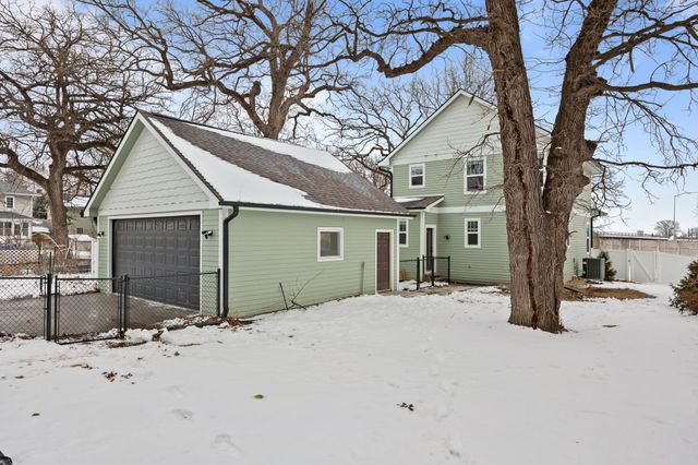 994 25th Street, Des Moines, IA 50312