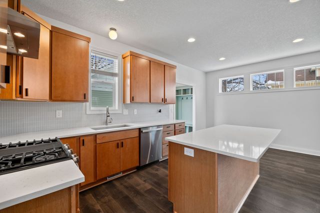 994 25th Street, Des Moines, IA 50312