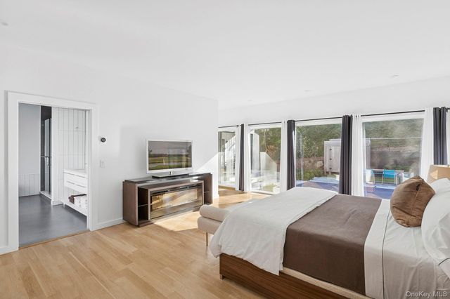 33 Oyster Pond Lane, East Hampton, NY 11937