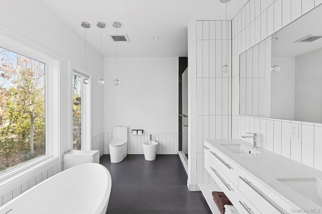 33 Oyster Pond Lane, East Hampton, NY 11937