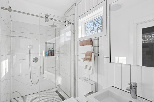 33 Oyster Pond Lane, East Hampton, NY 11937