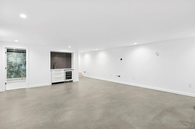 33 Oyster Pond Lane, East Hampton, NY 11937