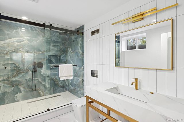 33 Oyster Pond Lane, East Hampton, NY 11937