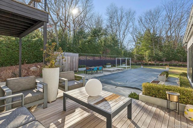 33 Oyster Pond Lane, East Hampton, NY 11937