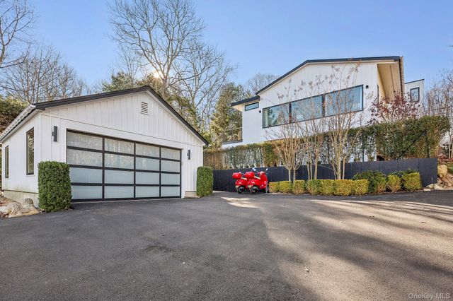 33 Oyster Pond Lane, East Hampton, NY 11937