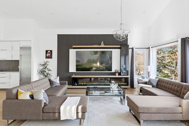 33 Oyster Pond Lane, East Hampton, NY 11937