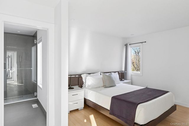 33 Oyster Pond Lane, East Hampton, NY 11937