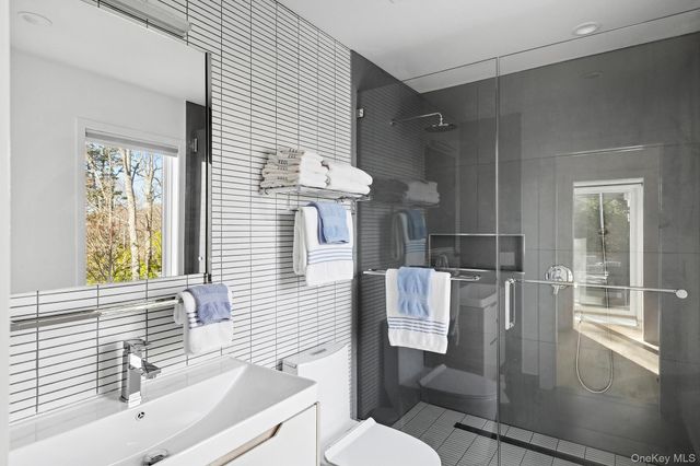 33 Oyster Pond Lane, East Hampton, NY 11937