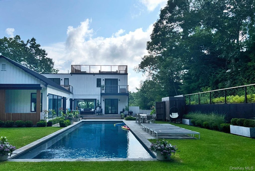 33 Oyster Pond Lane, East Hampton, NY 11937