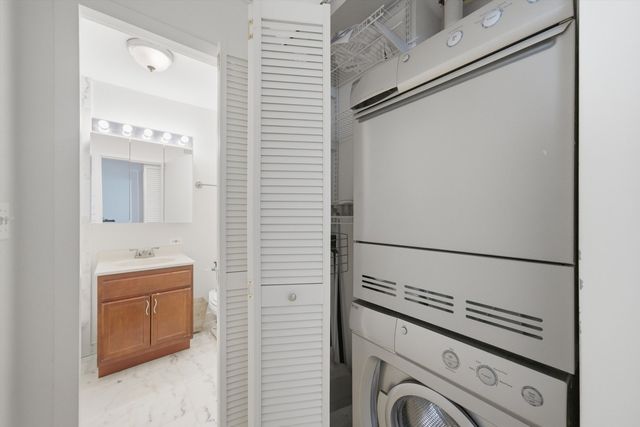222 E PEARSON Street 1007, Chicago, IL 60611