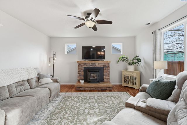 1664 Crab Apple Circle, West Richland, WA 99353