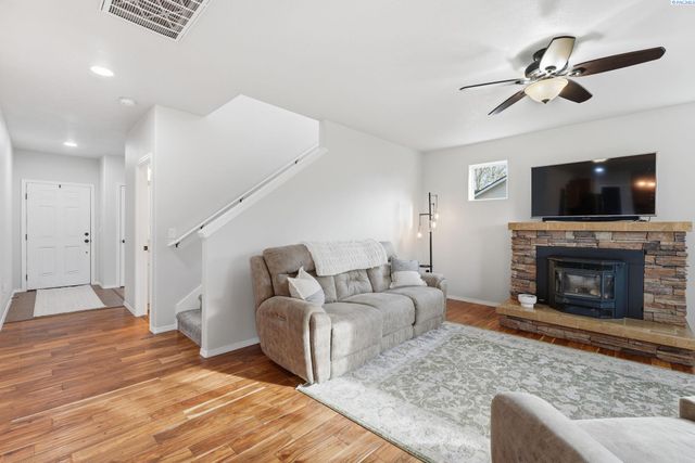 1664 Crab Apple Circle, West Richland, WA 99353