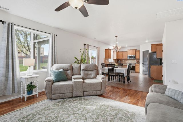 1664 Crab Apple Circle, West Richland, WA 99353