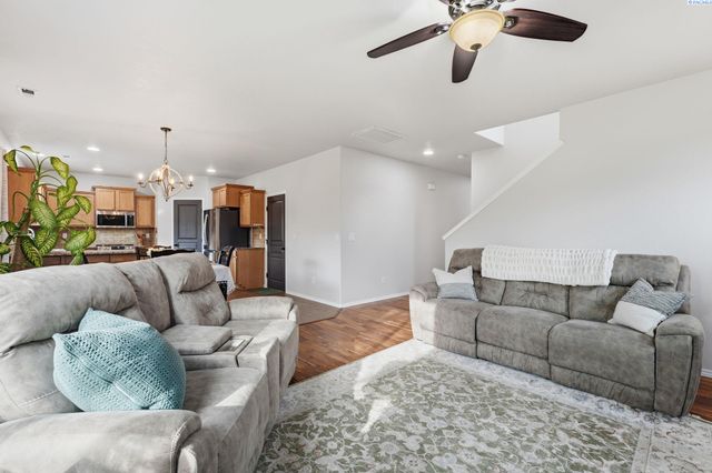 1664 Crab Apple Circle, West Richland, WA 99353