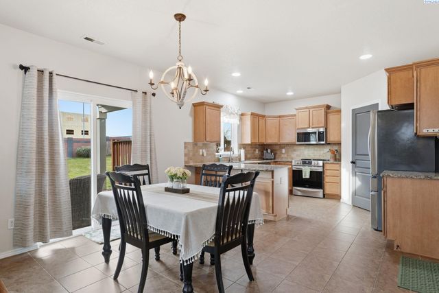 1664 Crab Apple Circle, West Richland, WA 99353