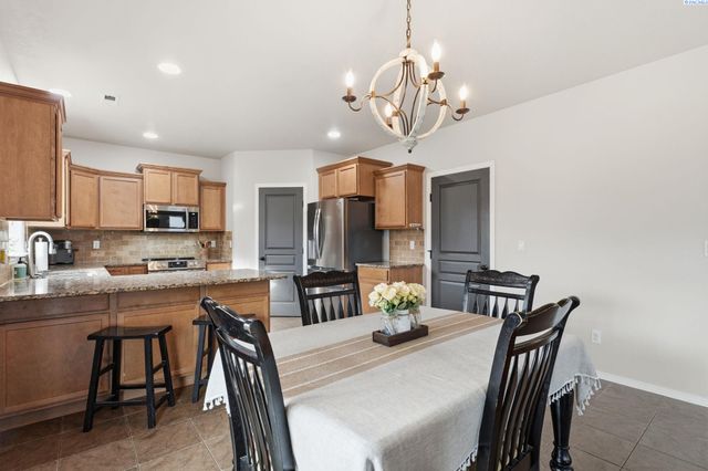 1664 Crab Apple Circle, West Richland, WA 99353