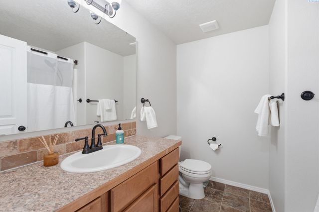 1664 Crab Apple Circle, West Richland, WA 99353