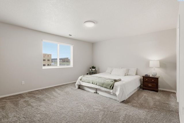 1664 Crab Apple Circle, West Richland, WA 99353