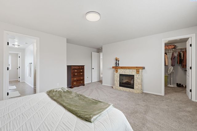 1664 Crab Apple Circle, West Richland, WA 99353