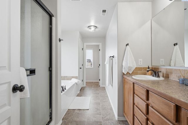 1664 Crab Apple Circle, West Richland, WA 99353