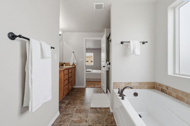 1664 Crab Apple Circle, West Richland, WA 99353