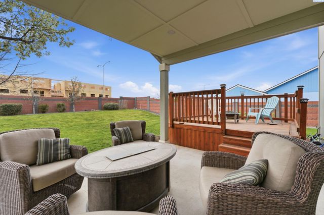 1664 Crab Apple Circle, West Richland, WA 99353