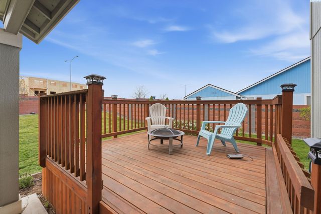 1664 Crab Apple Circle, West Richland, WA 99353