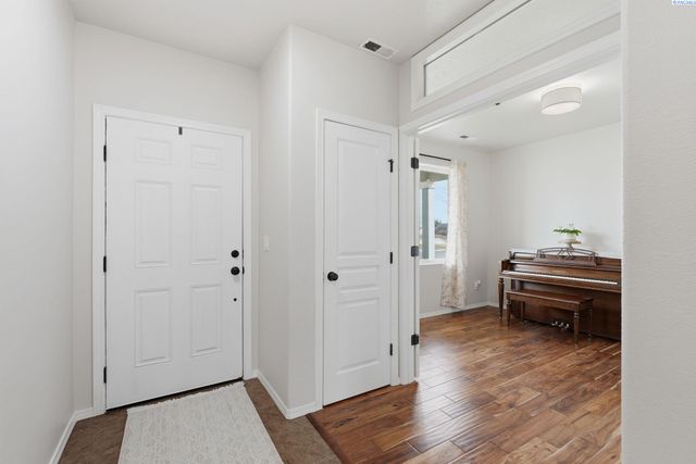 1664 Crab Apple Circle, West Richland, WA 99353