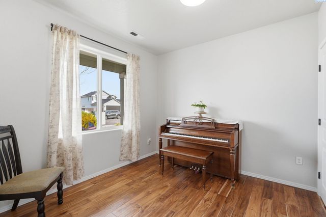 1664 Crab Apple Circle, West Richland, WA 99353