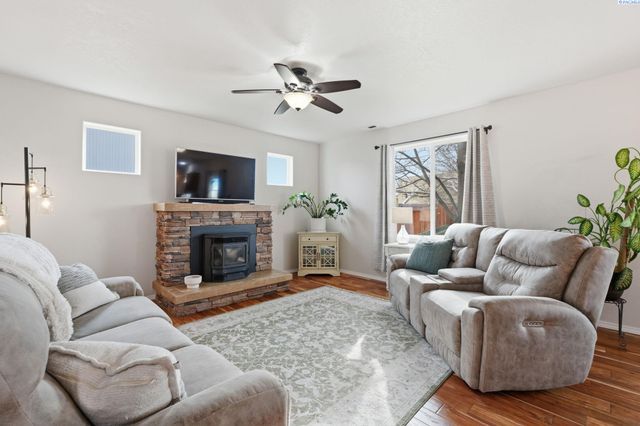 1664 Crab Apple Circle, West Richland, WA 99353