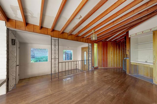 10111 Pinnacle Lane, La Mesa, CA 91941