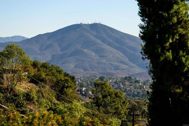 10111 Pinnacle Lane, La Mesa, CA 91941