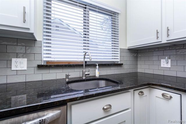 542 S Manitou Avenue, Clawson, MI 48017