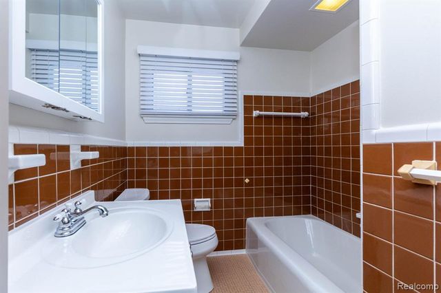 542 S Manitou Avenue, Clawson, MI 48017