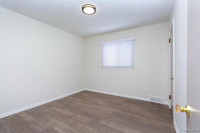 542 S Manitou Avenue, Clawson, MI 48017