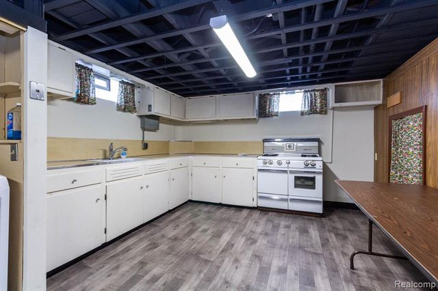 542 S Manitou Avenue, Clawson, MI 48017