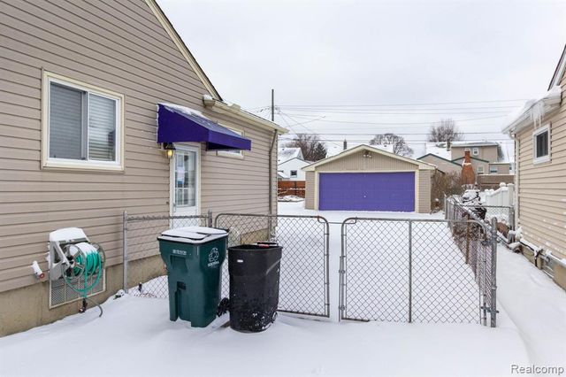 542 S Manitou Avenue, Clawson, MI 48017