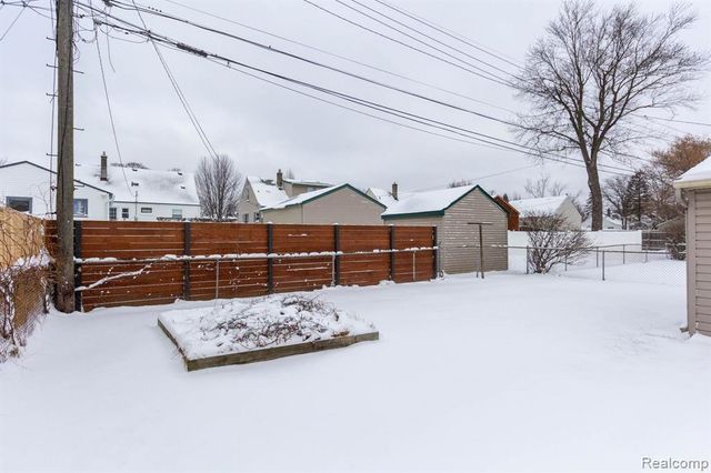 542 S Manitou Avenue, Clawson, MI 48017