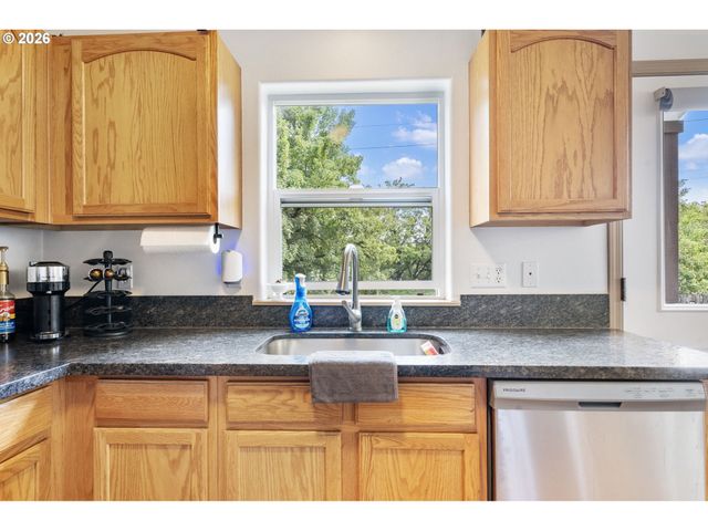 8253 N BLISS St, Portland, OR 97203