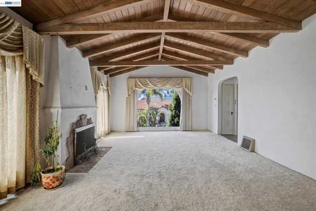 2972 El Monte Ave, Oakland, CA 94605